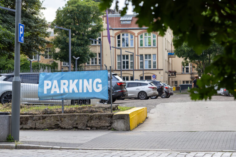 Miejsca do&nbsp;parkowania w&nbsp;centrum Jeleniej Góry: Całoroczny przewodnik po&nbsp;stałych strefach, ulgach i&nbsp;abonamentach