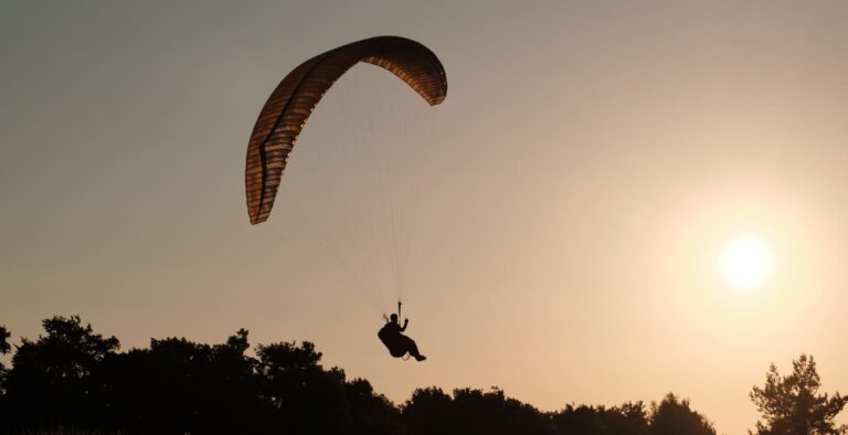 Góra Szybowcowa w&nbsp;Jeleniej Górze – widoki, historia lotnictwa i&nbsp;co&nbsp;warto tam zobaczyć