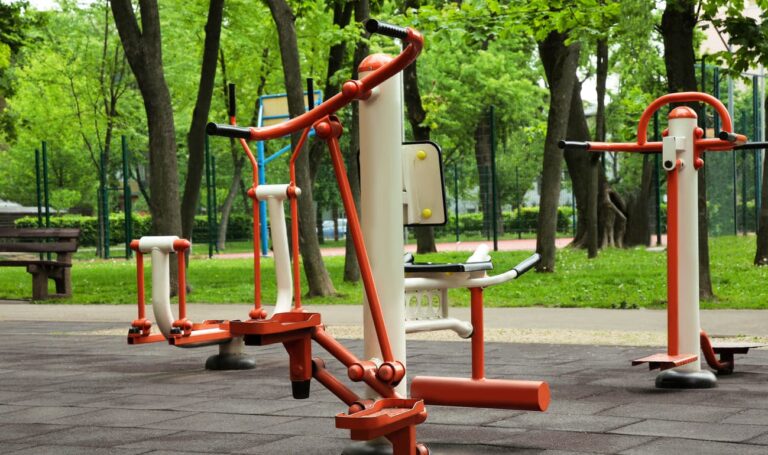 Plenerowe siłownie w&nbsp;Jeleniej Górze – gdzie ćwiczyć za&nbsp;darmo