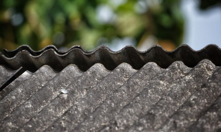 Usuwanie azbestu w&nbsp;Jeleniej Górze 2026 – jak złożyć wniosek i&nbsp;uzyskać dofinansowanie dla swojej nieruchomości?